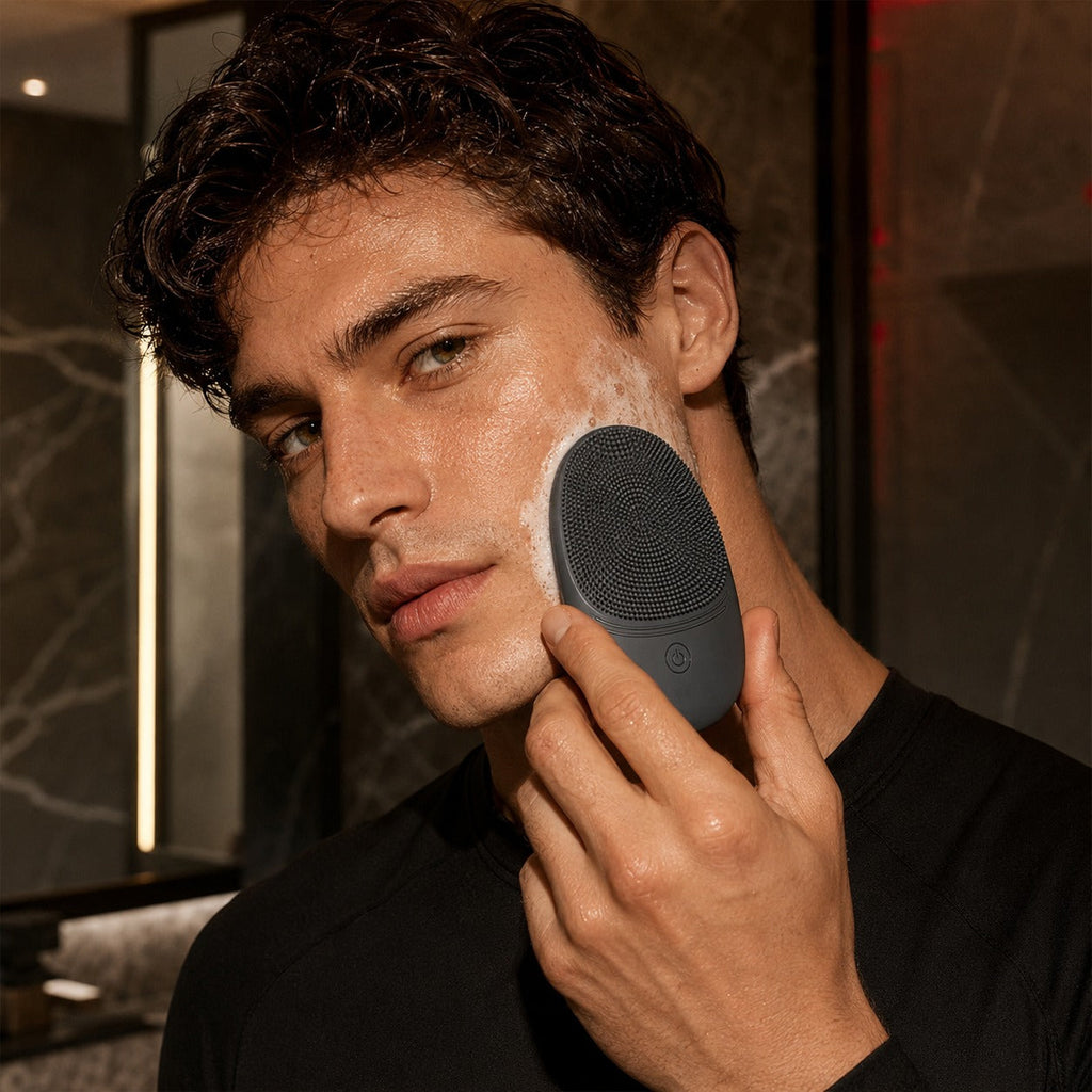 AscendLab Sonic Facial Brush — młody mężczyzna oczyszczający twarz